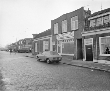 855649 Gezicht op de voorgevels van de panden Lamstraat 1 (snackbar)-2 (rechts) te Utrecht; met rechts de ingang van de ...